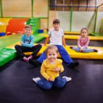 Urodziny pełne skoków: Jak zorganizować przyjęcie dla dzieci w parku trampolin?
