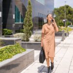 Sukienki midi w pracy – jak je nosić, aby wyglądać profesjonalnie?